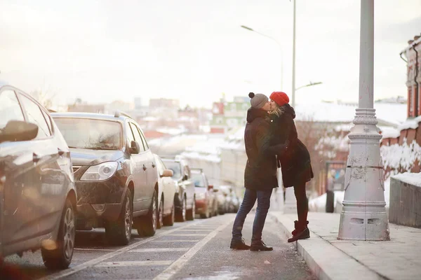 年轻夫妇在冬天散步 — 图库照片