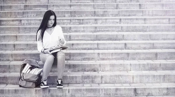 Jovem estudante na rua — Fotografia de Stock