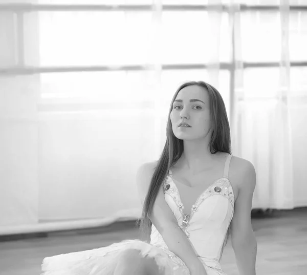 Giovane ballerina di balletto su un riscaldamento. La ballerina si prepara a — Foto Stock