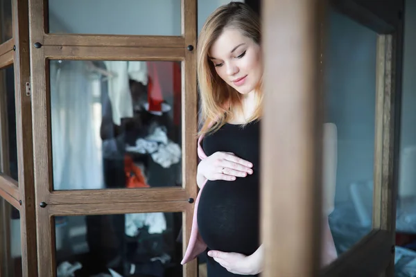 Schwangere junge schöne Mädchen im neunten Monat — Stockfoto