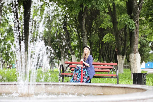 Menina na rua com um guarda-chuva — Fotografia de Stock