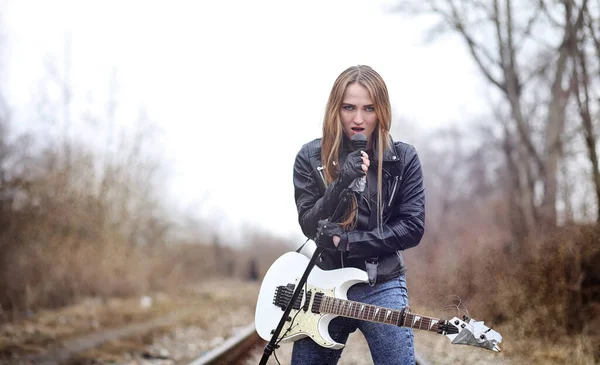 Bela menina roqueiro com guitarra elétrica. Uma música de rock — Fotografia de Stock