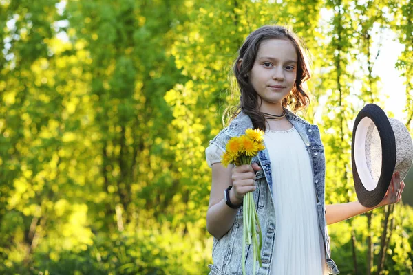 Fille dans le parc au printemps — Photo