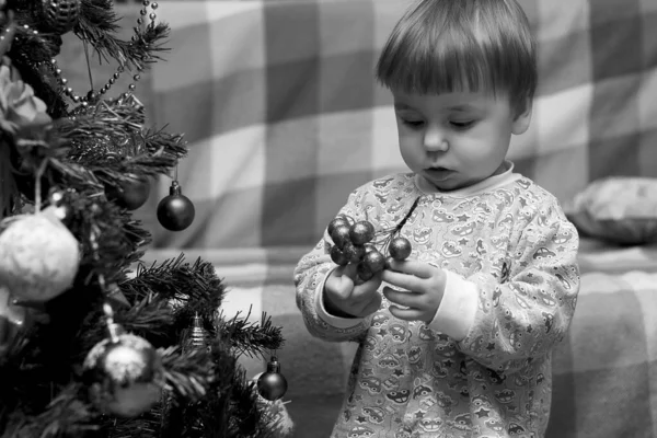 Copii mici lângă Crăciun — Fotografie, imagine de stoc