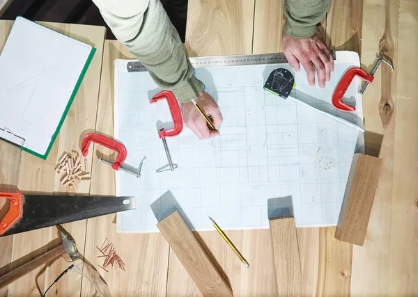 Workshop met instrumenten en elektrische zagen in het proces — Stockfoto