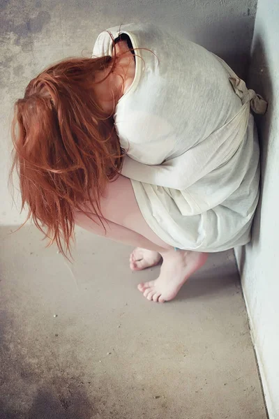 Mladá dívka svázaný na podlaze. Unesené dívky. O oběť — Stock fotografie