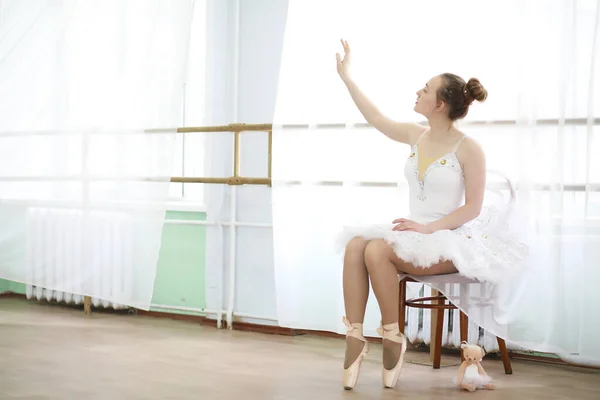 Guapa bailarina de ballet practicando —  Fotos de Stock