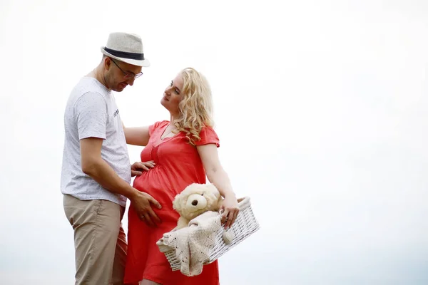 Schwangere Mädchen mit dickem Bauch und junger Mann im Freien — Stockfoto