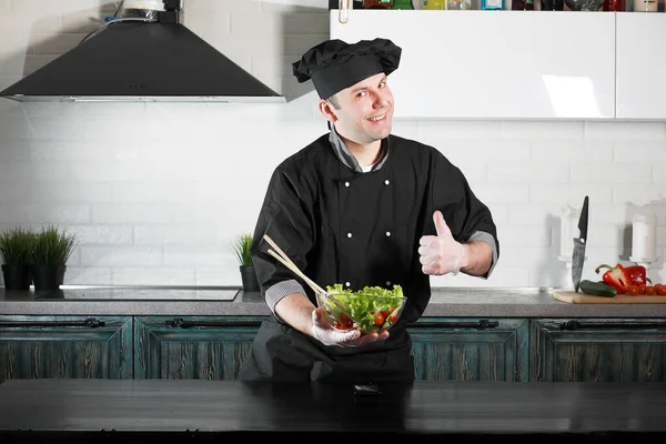 Άνθρωπος μάγειρας προετοιμασία τροφίμων στην κουζίνα των λαχανικών — Φωτογραφία Αρχείου