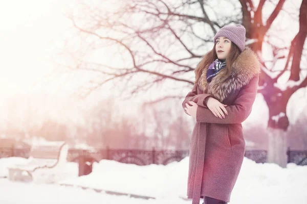 Uma menina em um parque de inverno em uma caminhada. Festas de Natal em t — Fotografia de Stock