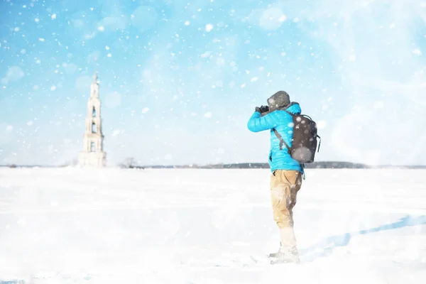 Cesta. Turista s fotoaparátem pořizuje fotografie krásných míst. — Stock fotografie