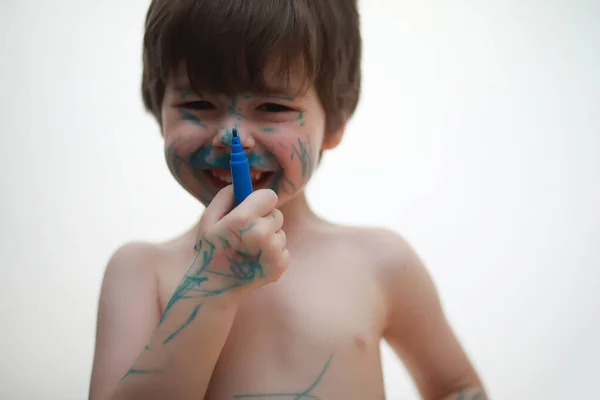 Un niño pintó su cara con colores — Foto de Stock