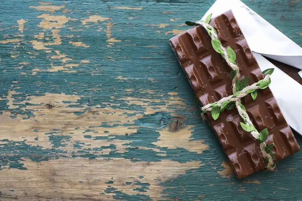 테이블 위에 우유 초콜릿 한 바가지가 있습니다. 견과류 와 CI 를 갖춘 초콜릿 — 스톡 사진