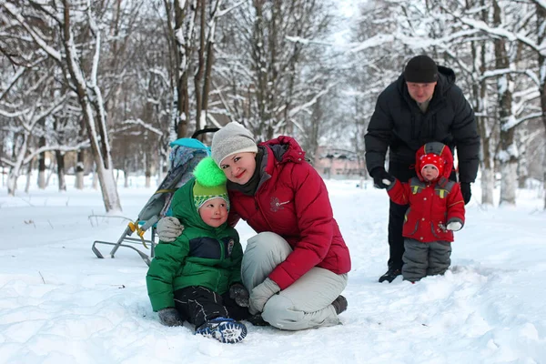 Молода сім'я з дітьми взимку — стокове фото