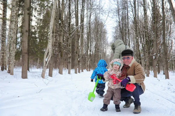 Gezin met kinderen in winterpark in het weekend — Stockfoto