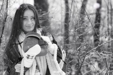 Bir kız bir kış bulutlu günde