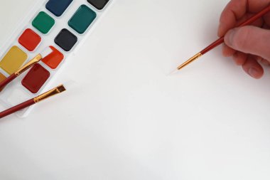 Beyaz bir kağıt üzerine resimler çizmek.