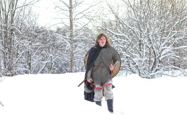 Defender'ı posta zırh genç savaşçı