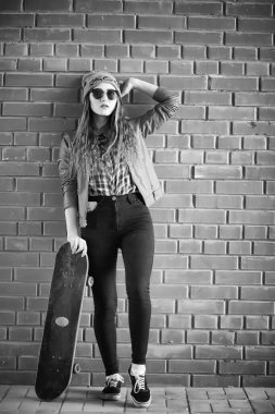 Genç hippi kız bir kaykay sürme. Kızlar kız f