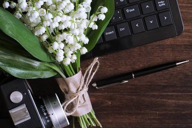 Bir tabloda vadideki zambak buketi