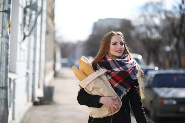 Güneşli havalarda bir yürüyüşte kız