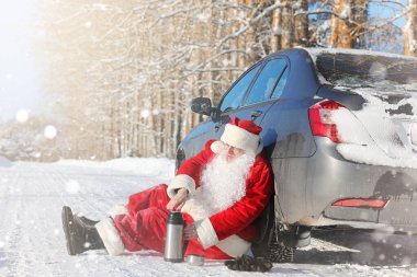 Noel Baba hediyeleri ile açık gelir. Noel Baba kırmızı bir SÜ