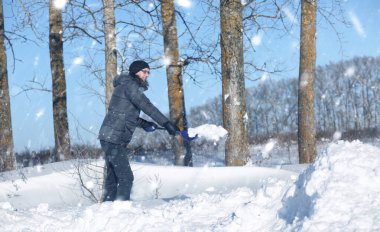 adam yoldan kürekle kar karlı kış aylarında kaldırmak 