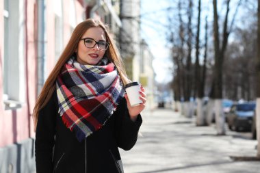 Güneşli havalarda bir yürüyüşte kız