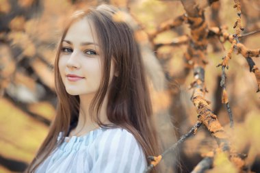 Bir yürüyüş ve sonbaharında genç kız 