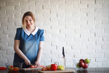 Dokuzuncu ay hamile genç güzel kız 