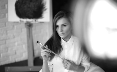 İş yerinde güzel sanatçı