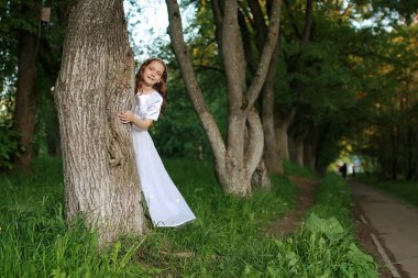 Bir bahar parkta bir karahindiba çiçek tohumlarından üfleme teen