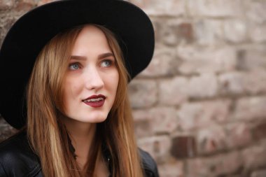 Şehrin içinde bir deri yelek sokak aşağı bir kız yürüyor bir 