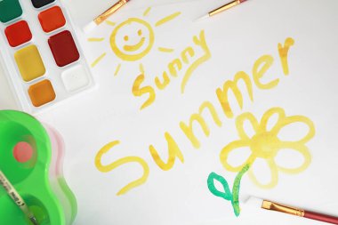 Beyaz bir pape tabakasına boya çizmek için kırtasiye malzemesi