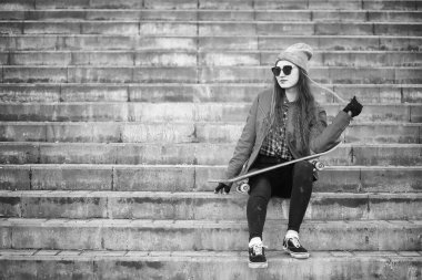 Genç hippi kız bir kaykay sürme. Kızlar kız f