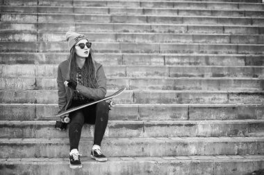 Genç hippi kız bir kaykay sürme. Kızlar kız f