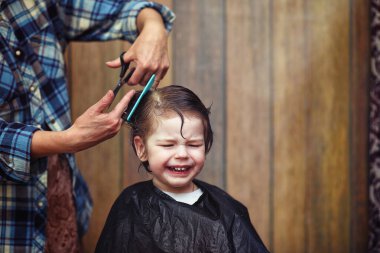 Küçük bir çocuk kuaförde kesilmiş. 