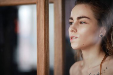 Islak saçlı güzel bir genç kız