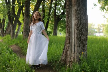 Bir bahar parkta bir karahindiba çiçek tohumlarından üfleme teen