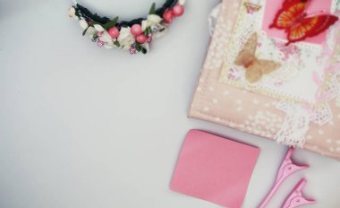 Bir günlük bir beyaz masaya girişler için