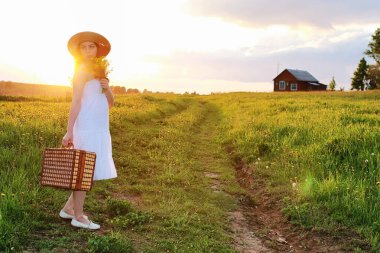Alan kız bahar. Bir kızla bir bavul th yürür