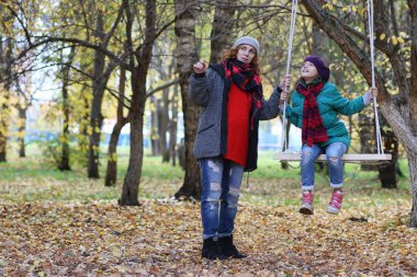 Genç güzel anne ile kızı niteliğine. Bir kız bir 