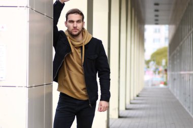 Genç adam bir sonbaharda sakal.