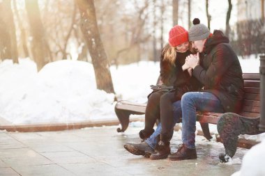 Genç çift kışın yürüyor