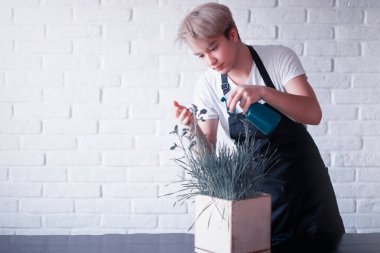 Genç Asyalı çocuk bitkilerin ilgilenir