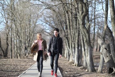 Bir kaç arkadaş basamaklarında oturan