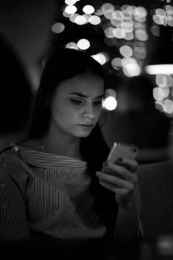 Bir kafede akşam kız 