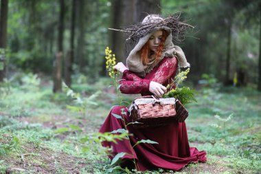 Falcı bir ayin düzenler.