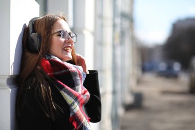 Güneşli havalarda bir yürüyüşte kız
