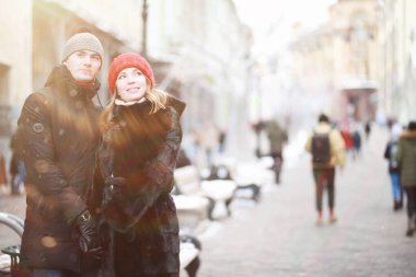 Genç çift kışın yürüyor